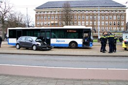 Botsing tussen auto en lijnbus op Minervaplein in Amsterdam