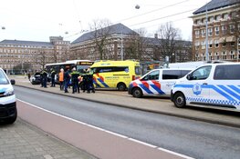 Botsing tussen auto en lijnbus op Minervaplein in Amsterdam