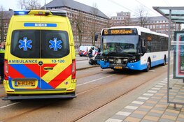 Botsing tussen auto en lijnbus op Minervaplein in Amsterdam