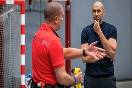 Advocaat en journalisten wonen training stroomstootwapen bij