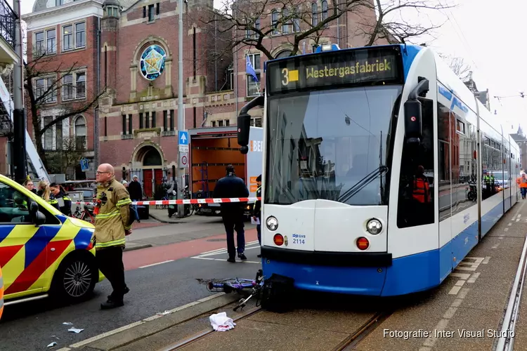 Fietser aangereden door tram in Amsterdam