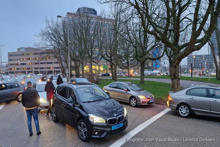 Protesterende taxichauffeurs leggen verkeer plat