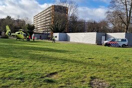 Man ernstig gewond bij steekincident in flat in Amsterdam-Noord