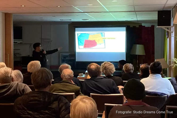 Jongeren doen onderzoek naar ‘Buurtkamer’.