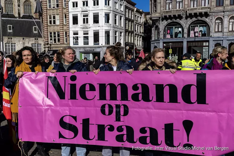 Paar honderd demonstranten op Dam voor woonprotest