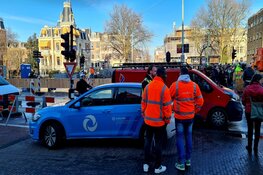 Waterleiding gesprongen bij Museumbrug, Stadhouderskade staat blank