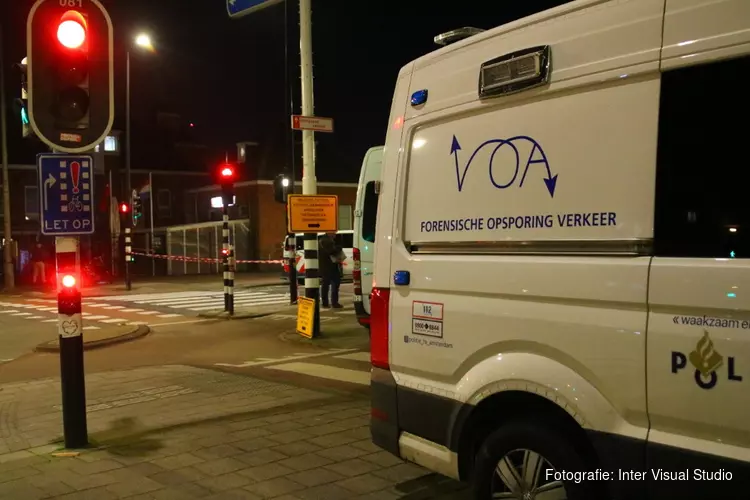Scooterrijder rijdt tegen brugleuning na politie-achtervolging