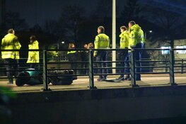 Scooterrijder rijdt tegen brugleuning na politie-achtervolging