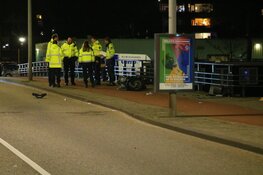 Scooterrijder rijdt tegen brugleuning na politie-achtervolging