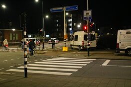 Scooterrijder rijdt tegen brugleuning na politie-achtervolging