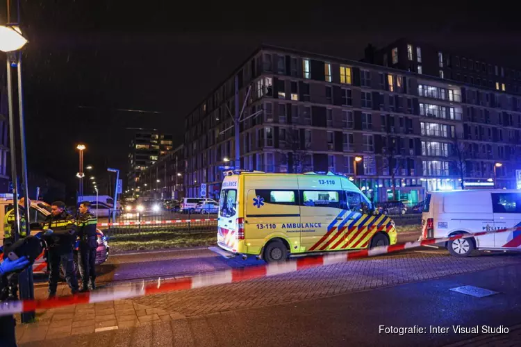 Voetganger aangereden in Nieuw West, auto rijdt door