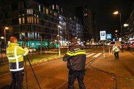 Voetganger aangereden in Nieuw West, auto rijdt door