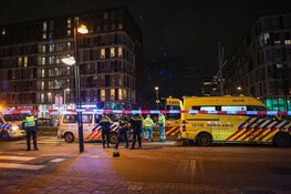Voetganger aangereden in Nieuw West, auto rijdt door