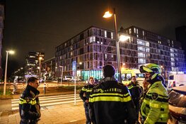 Voetganger aangereden in Nieuw West, auto rijdt door