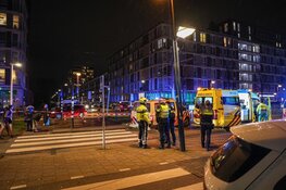 Voetganger aangereden in Nieuw West, auto rijdt door