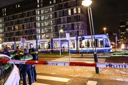 Voetganger aangereden in Nieuw West, auto rijdt door