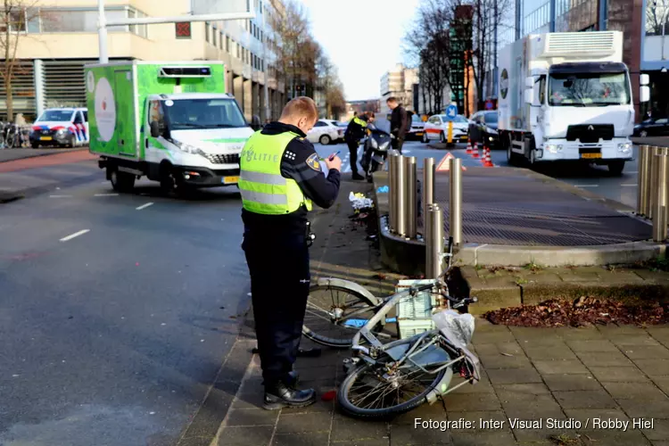 Fietser aangereden door taxi in Amsterdam