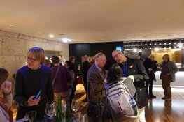 Teksten Parelduiker springen in het oog!