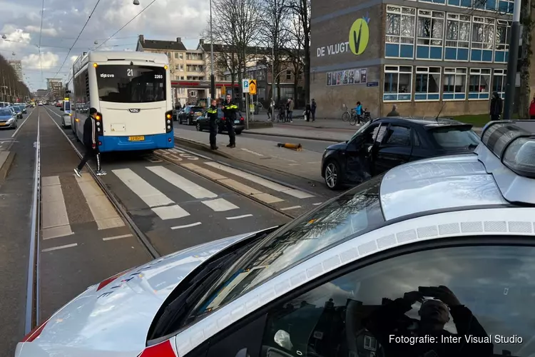 Botsing tussen lijnbus en auto in Amsterdam
