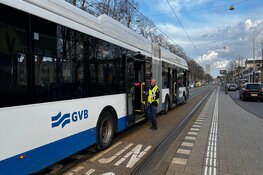 Botsing tussen lijnbus en auto in Amsterdam