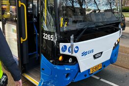 Botsing tussen lijnbus en auto in Amsterdam