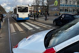 Botsing tussen lijnbus en auto in Amsterdam
