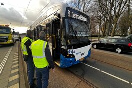 Botsing tussen lijnbus en auto in Amsterdam
