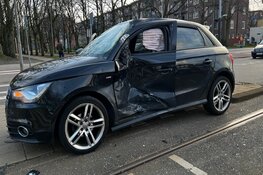 Botsing tussen lijnbus en auto in Amsterdam