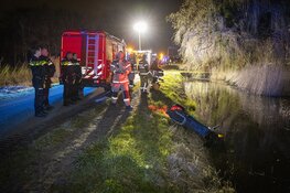 Hulpdiensten groots uitgerukt voor gedumpte deelscooter in Ouderkerk aan de Amstel