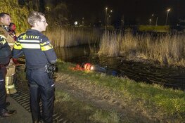 Hulpdiensten groots uitgerukt voor gedumpte deelscooter in Ouderkerk aan de Amstel