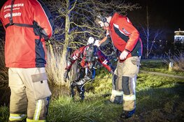 Hulpdiensten groots uitgerukt voor gedumpte deelscooter in Ouderkerk aan de Amstel