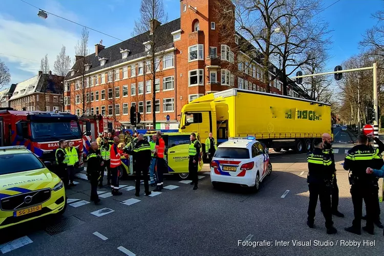 Fietsster belandt onder vrachtwagen na aanrijding