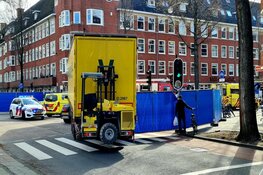 Fietsster belandt onder vrachtwagen na aanrijding