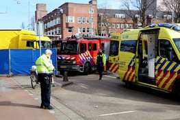 Fietsster belandt onder vrachtwagen na aanrijding