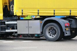 Fietsster belandt onder vrachtwagen na aanrijding