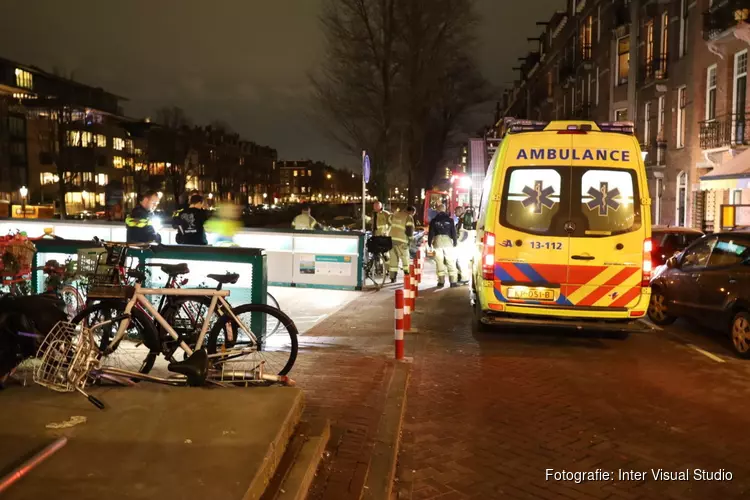 Fietser belandt in Bilderdijkgracht