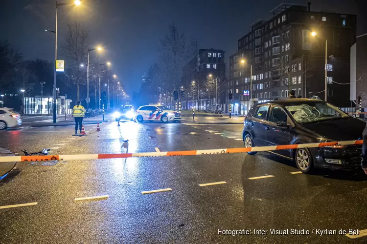 Persoon op step zwaargewond na aanrijding op Wibautstraat