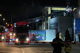 Brand bij timmerbedrijf in Amsterdam-Noord