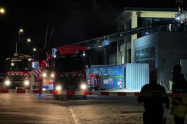 Brand bij timmerbedrijf in Amsterdam-Noord