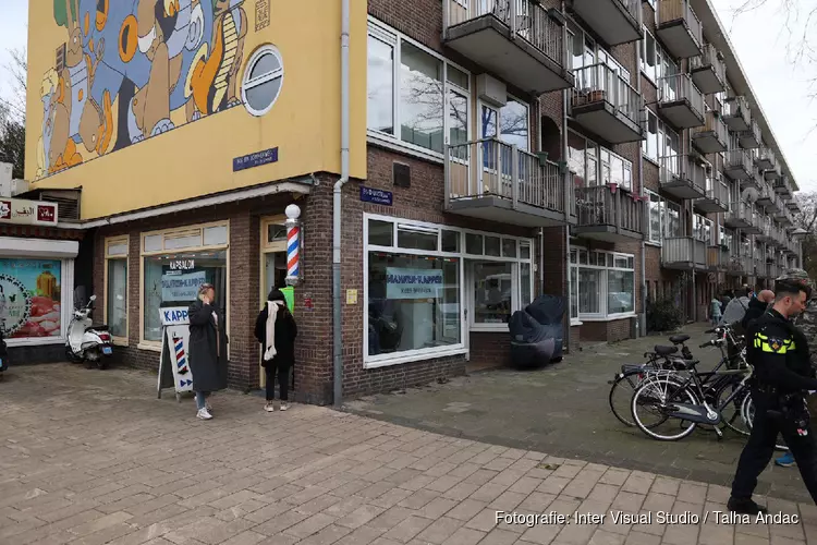 Medewerker kapperszaak lichtgewond bij overval in Amsterdam