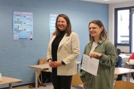 Onderwijswethouder Marjolein Moorman praat met leerlingen over geld en schulden