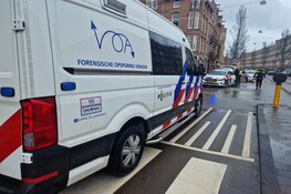 Fietser raakt klem onder taxi