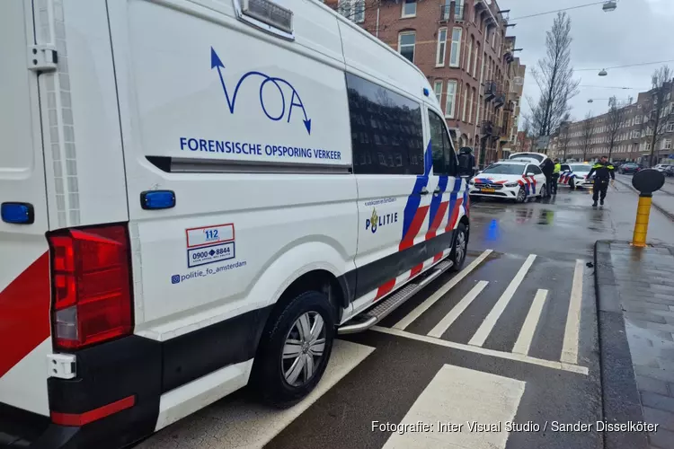 Fietser raakt klem onder taxi