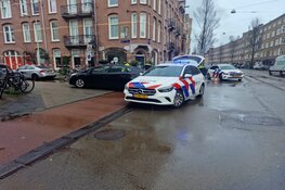 Fietser raakt klem onder taxi