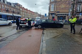 Fietser raakt klem onder taxi