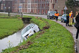 Auto te water gereden in Weesp
