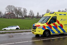 Auto te water gereden in Weesp