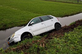 Auto te water gereden in Weesp