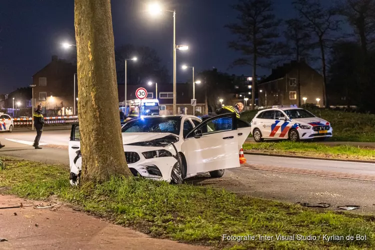 Auto knalt op boom in Amsterdam, twee gewonden