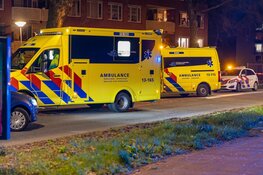 Auto knalt op boom in Amsterdam, twee gewonden